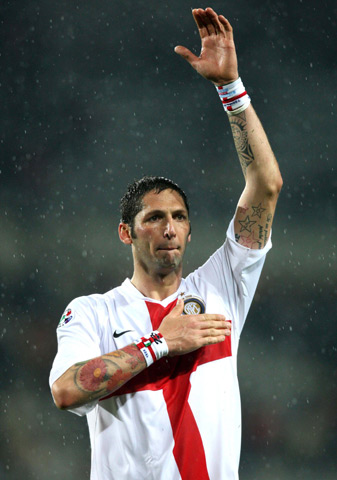 国米4-0横扫劲敌：劳塔罗连场破门状态回归，恩里克助攻令人欣喜（国米4-0大胜强敌：劳塔罗连续破门状态回暖，恩里克助攻亮眼）