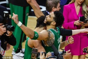 萨拉赫言论引爆激烈辩论，亨利按摩化解紧张气氛（萨拉赫发言引发激辩，亨利以按摩缓解紧张氛围）