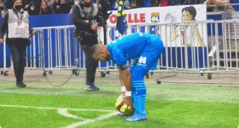 国乒8-2法国采访！莎头谈双打，王曼昱不满失误，梁靖崑谈被逆转