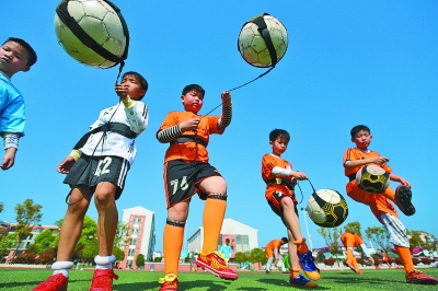 湖人斯马特谈伤势：就是背部痉挛，属于多年积劳造成的损耗（湖人斯马特谈伤情：背部痉挛，系长期积劳所致的磨损）
