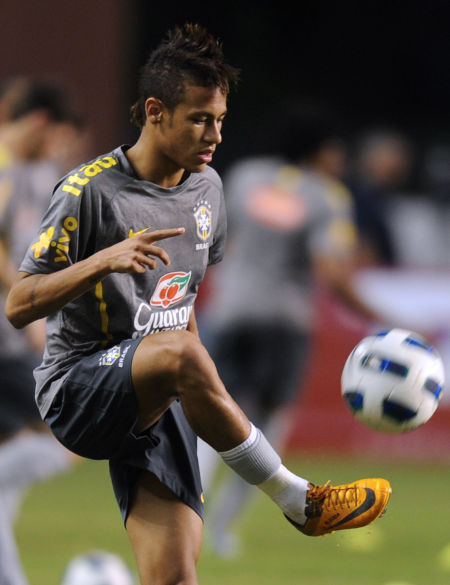 经纪人：若有球队有意圣地亚哥很正常，但他没离开米兰的想法（经纪人：球队青睐圣地亚哥属正常，他不考虑离开米兰）