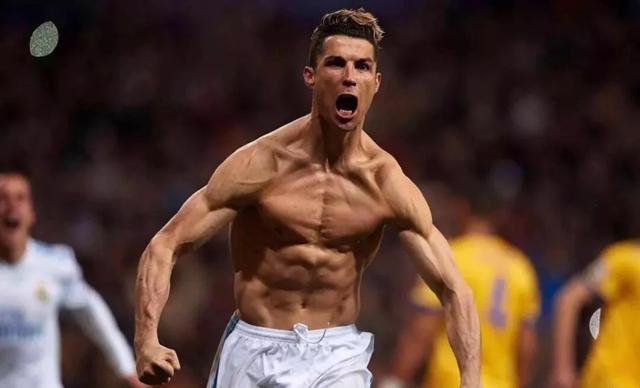 每体：巴萨有意左后卫索萨，想用桑托斯欠的290万欧锁定交易（每体：巴萨相中左后卫索萨，拟以桑托斯所欠290万欧作筹码敲定转会）