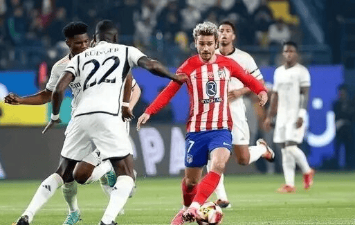 科里纳：正讨论足球中教练喊暂停的可能性，努力寻找解决方案（科里纳：探讨在足球比赛引入教练暂停，正积极寻求可行方案）